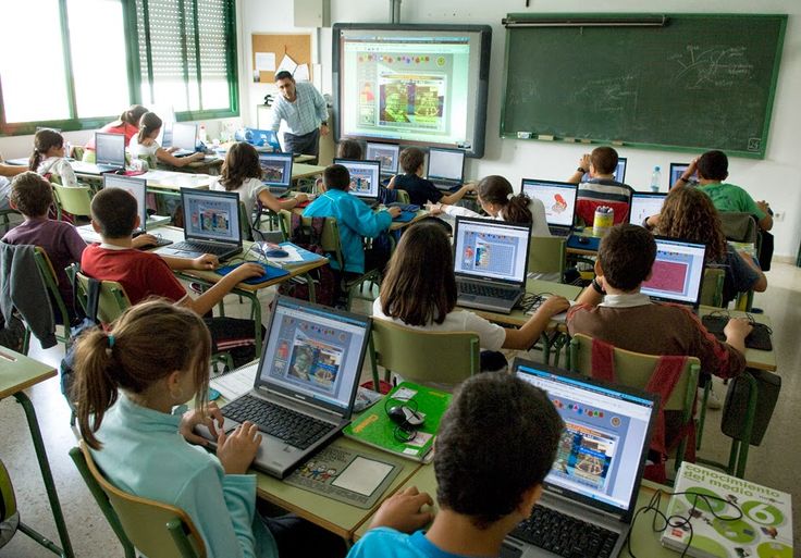 Estudiante con laptop y tecnología